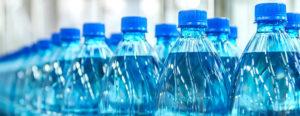 Bere acqua dalle bottiglie di plastica